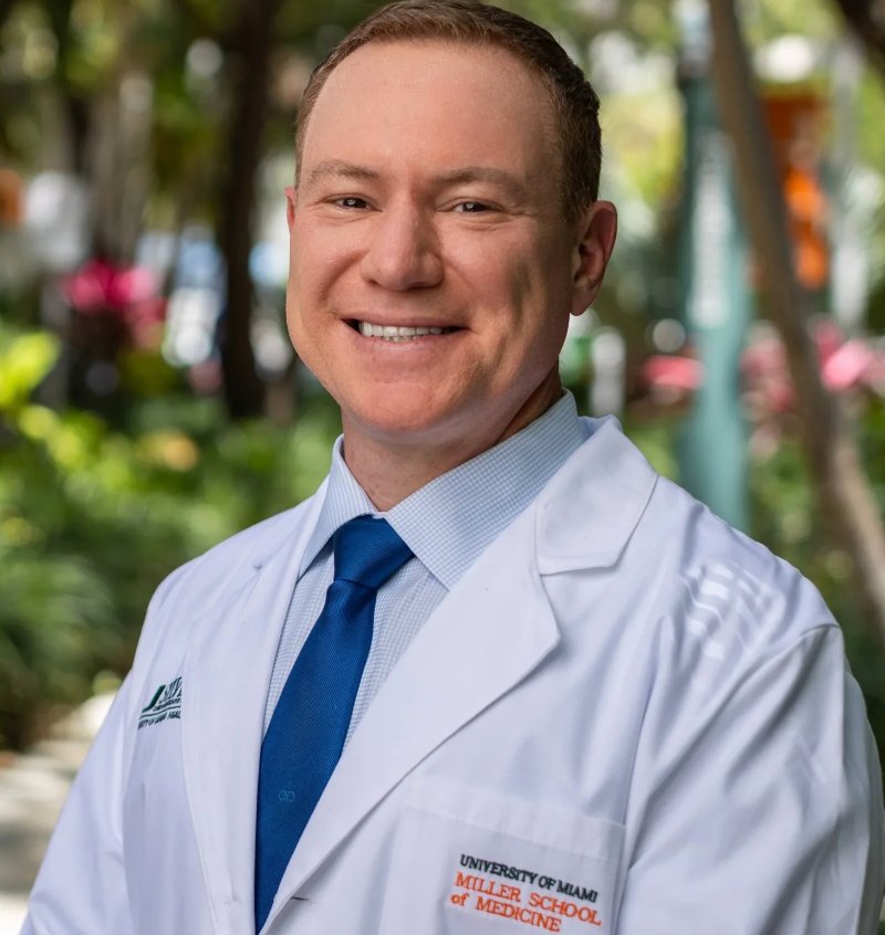 Dr. Ricardo Komotar